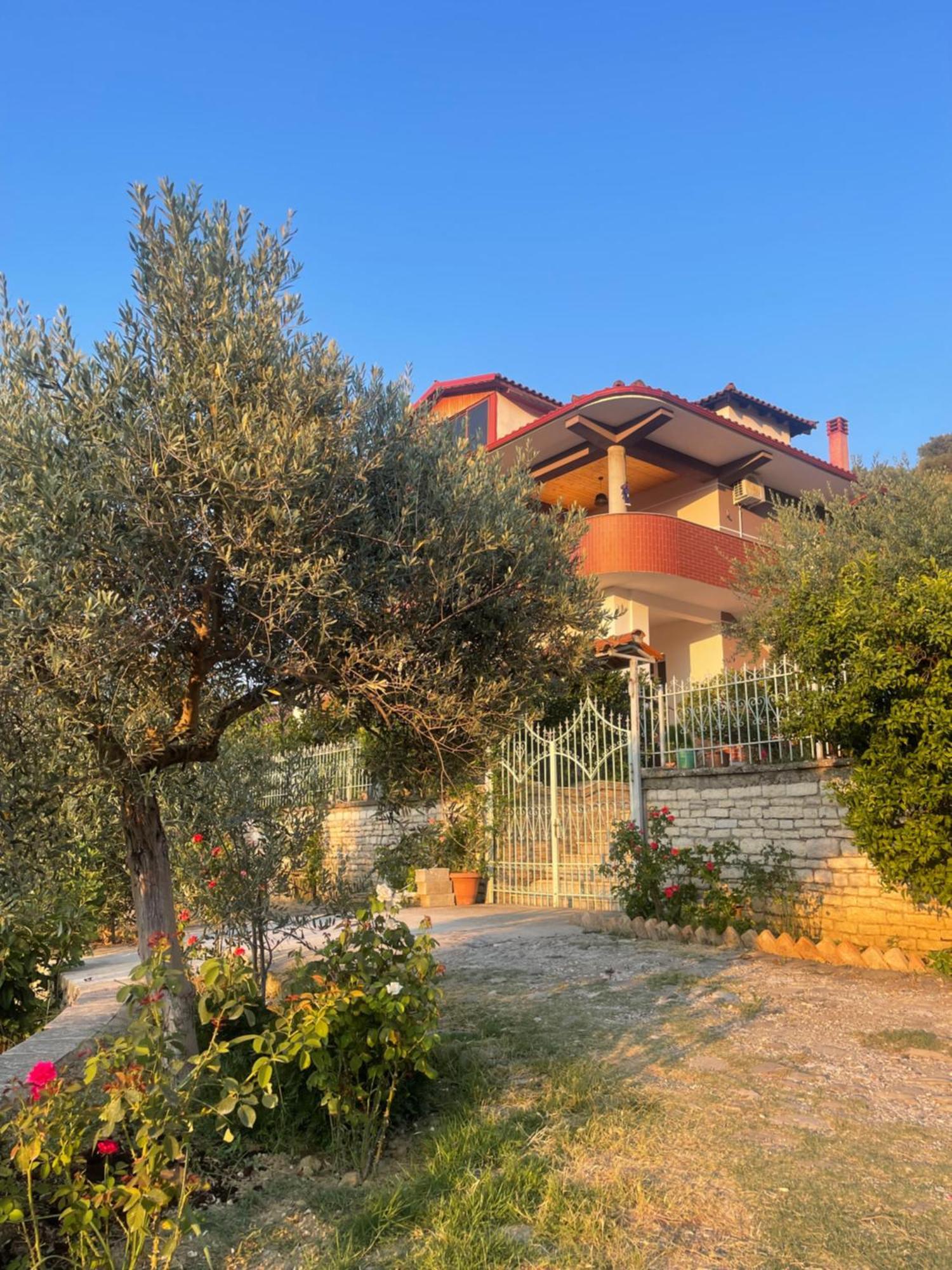 Georgemishel Guest House Berat Esterno foto