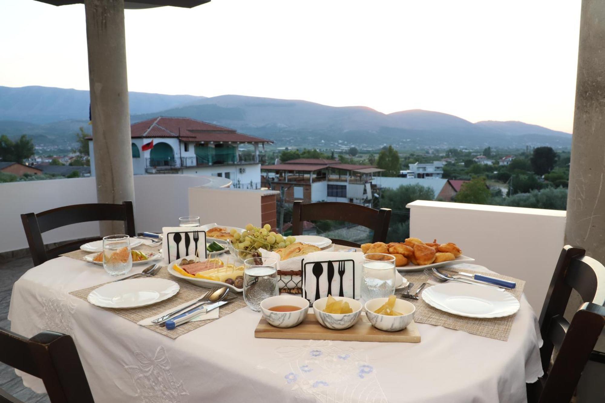 Georgemishel Guest House Berat Esterno foto