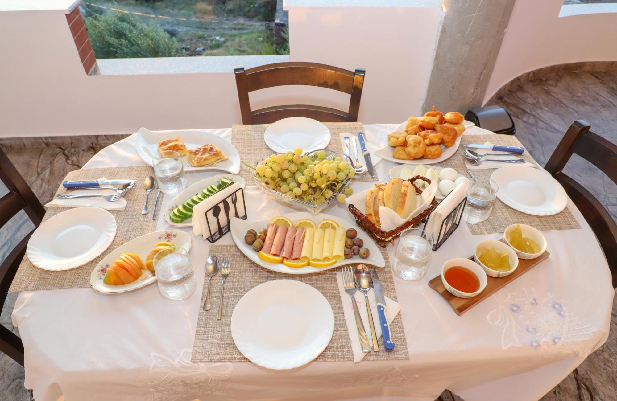 Georgemishel Guest House Berat Esterno foto