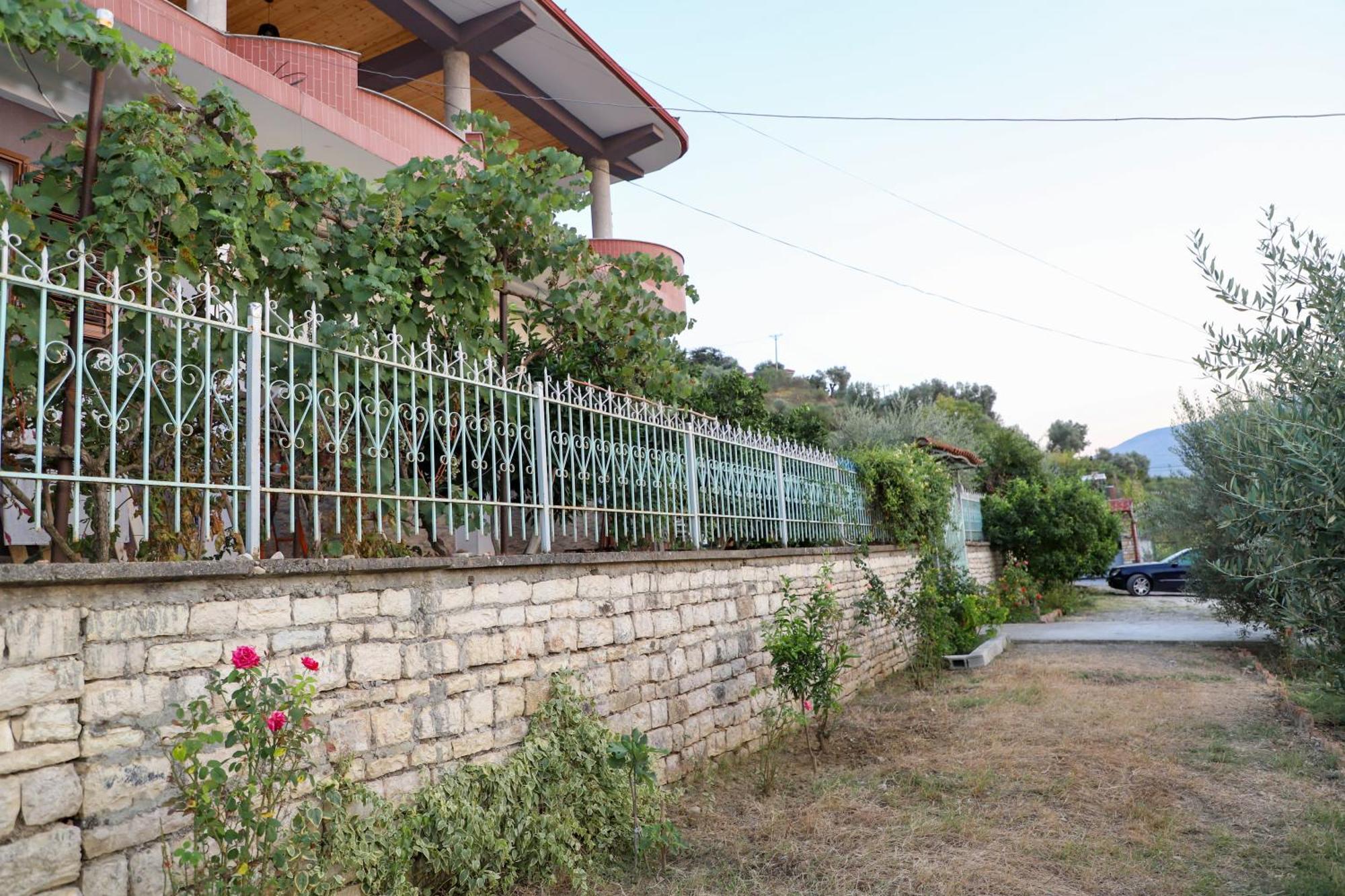 Georgemishel Guest House Berat Esterno foto