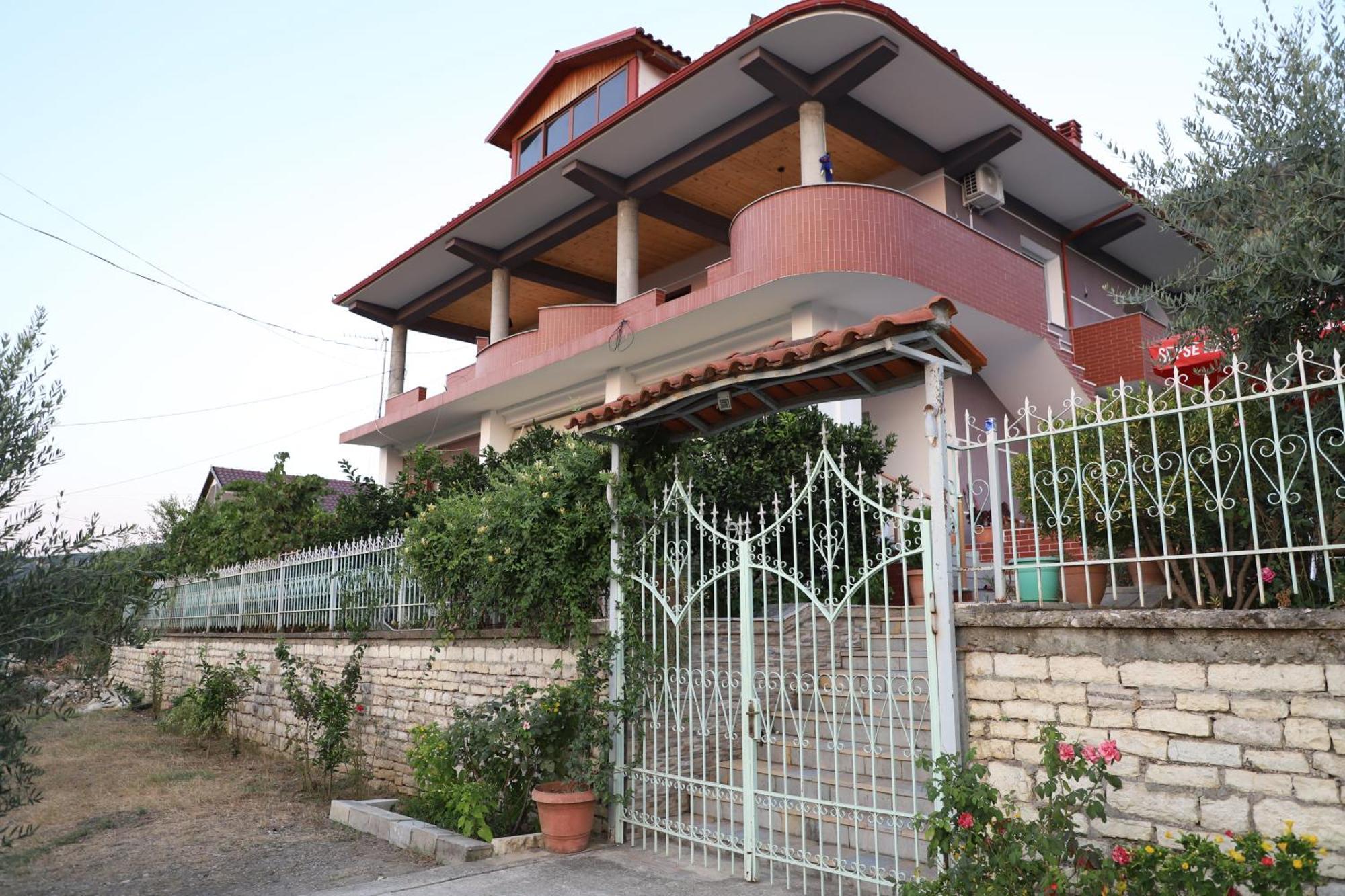Georgemishel Guest House Berat Esterno foto